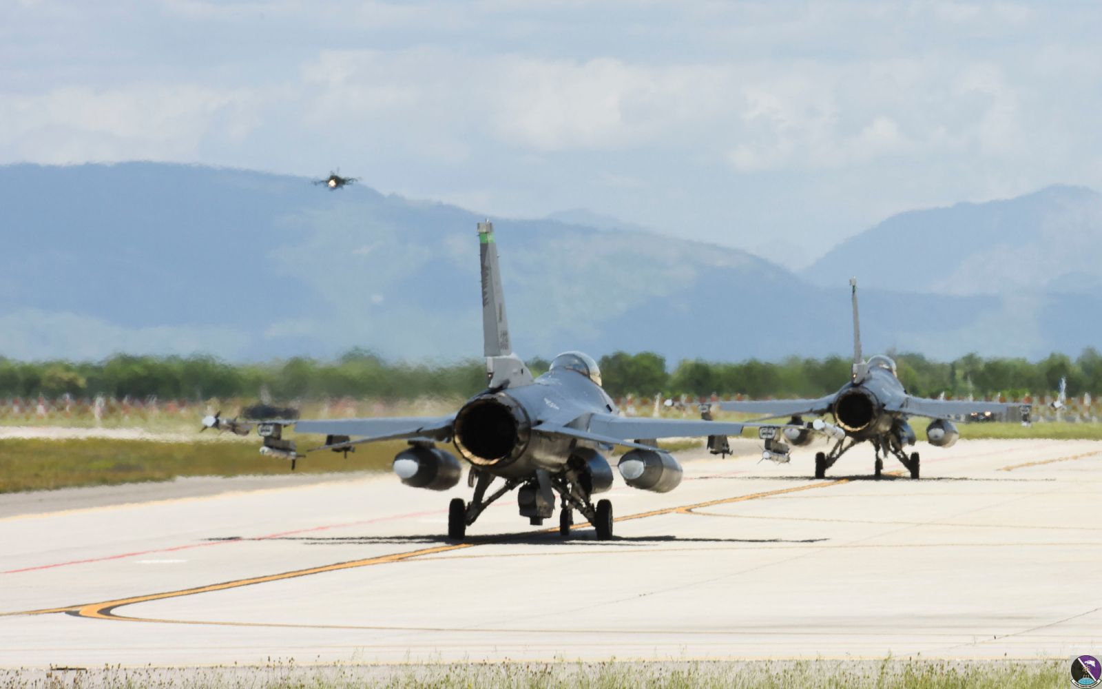 Jets land at Aviano